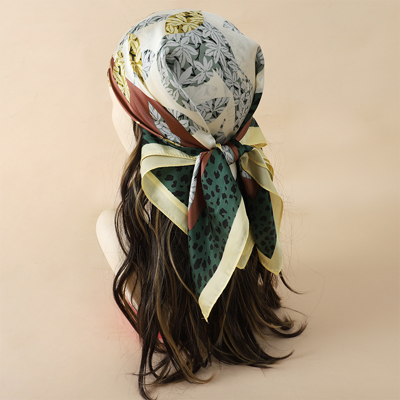 70x70 cm Sciarpa da donna Sens - Ascot Neck Scarf recensione e prezzo